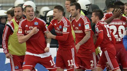 Herzensangelegenheit. Pierre-Michel Lasogga und seine Kollegen vom HSV feiern den siegbringenden Treffer zum 2:1 in der Verlängerung - und damit den Bundesliga-Verbleib. 