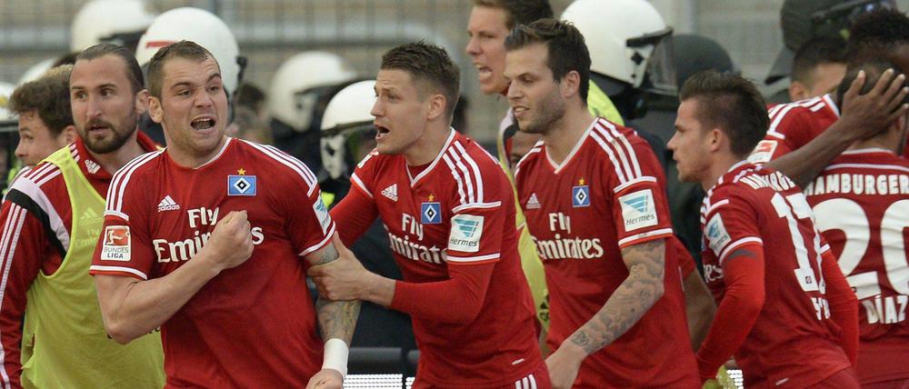 Herzensangelegenheit. Pierre-Michel Lasogga und seine Kollegen vom HSV feiern den siegbringenden Treffer zum 2:1 in der Verlängerung - und damit den Bundesliga-Verbleib.