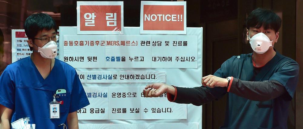 Das National Medical Center in Seoul hat ein Notfallzentrum eingerichtet, in dem neue Patienten mit Verdacht auf Infektion mit dem hochansteckenden Mers-Virus isoliert werden sollen. Wo die bereits erkrankten Mers-Infizierten behandelt werden, halten die sükoreanischen Behörden geheim.