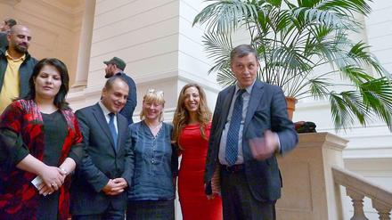 Amtskollegen. Eine kurdisch-irakische Abgeordnete neben Farhan Jawhar, Kulturchef im Erbiler Regionalparlament, im Foyer des Abgeordnetenhauses Berlin (von links). Daneben die Linken Gabriele Hiller und Evrim Sommer sowie Ex-Senator Michael Braun (CDU).