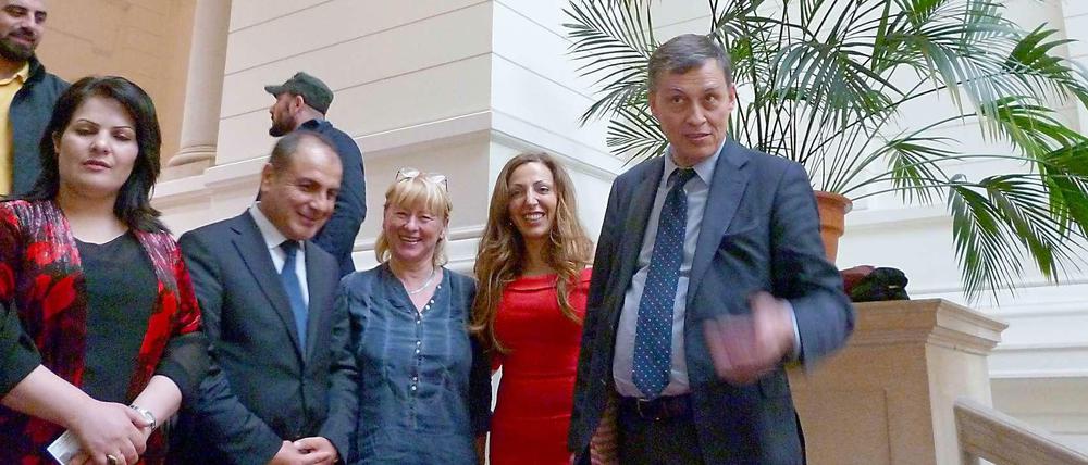 Amtskollegen. Eine kurdisch-irakische Abgeordnete neben Farhan Jawhar, Kulturchef im Erbiler Regionalparlament, im Foyer des Abgeordnetenhauses Berlin (von links). Daneben die Linken Gabriele Hiller und Evrim Sommer sowie Ex-Senator Michael Braun (CDU).
