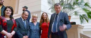 Amtskollegen. Eine kurdisch-irakische Abgeordnete neben Farhan Jawhar, Kulturchef im Erbiler Regionalparlament, im Foyer des Abgeordnetenhauses Berlin (von links). Daneben die Linken Gabriele Hiller und Evrim Sommer sowie Ex-Senator Michael Braun (CDU).