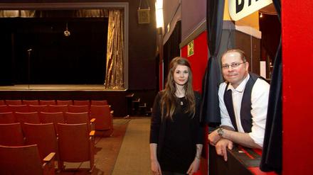 Theater für jedes Alter. Carolin Ave (21) und Christian Retzlaff (48) sind beide aktiv im Team des Theaters Schalotte. Hier stehen sie an der Bar im Saal. 