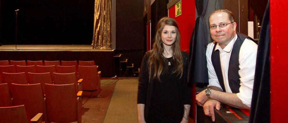 Theater für jedes Alter. Carolin Ave (21) und Christian Retzlaff (48) sind beide aktiv im Team des Theaters Schalotte. Hier stehen sie an der Bar im Saal. 