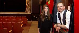 Theater für jedes Alter. Carolin Ave (21) und Christian Retzlaff (48) sind beide aktiv im Team des Theaters Schalotte. Hier stehen sie an der Bar im Saal. 