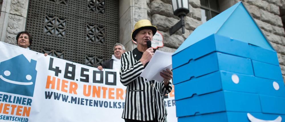 Tommy Turner von der Initiative "Berliner Mietenvolksentscheid" spricht vor der Senatsinnenverwaltung in Berlin.