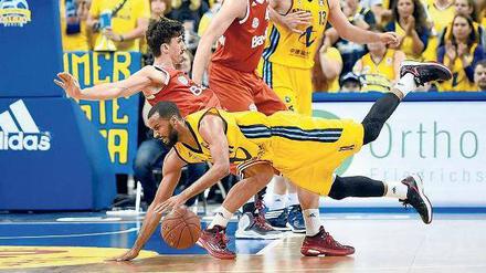 Verkehrte Welt. Albas Verteidigungsexperte Akeem Vargas (vorne) wird von Bayern-Scorer Nihad Djedovic gefoult.