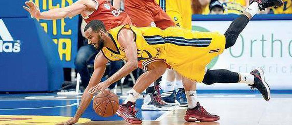 Verkehrte Welt. Albas Verteidigungsexperte Akeem Vargas (vorne) wird von Bayern-Scorer Nihad Djedovic gefoult.