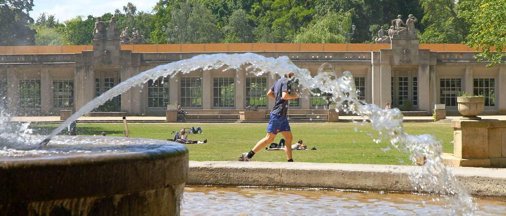 Sonnenbader und Jogger am Brunnen vom Goldenen Hirsch im Stadtpark in Berlin-Schöneberg. Die nächsten Tage in Berlin werden sehr sonnig und warm.
