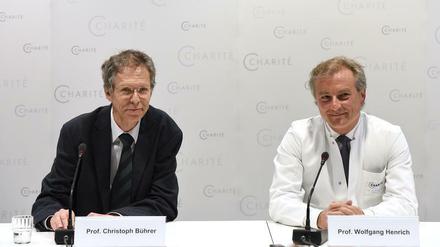 Sie haben Annegret R. behandelt und geholfen, die Kinder auf die Welt zu holen: Die Charité-Ärzte Christoph Bührer, Direktor der Klinik für Neonatologie sowie Wolfgang Henrich, Direktor der Klinik für Geburtsmedizin. 
