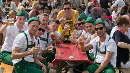Lederhosen in Friedrichshain. Das Bierfestival auf der Karl-Marx-Allee.