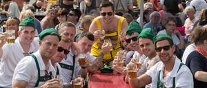 Lederhosen in Friedrichshain. Das Bierfestival auf der Karl-Marx-Allee.