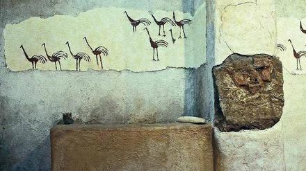 Kopie der Wandmalerei mit Straußenvögeln und Originalrelief eines menschlichen Gesichtes im Neolithischen Haus von Tell Bouqras im Museum von Deir az-Zor.