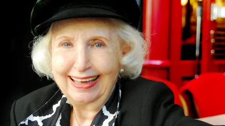 Edith Handke ist tot. Die Schauspielerin war eine Berliner Ikone. Hier sitzt sie im Jahr 2008 vorm Restaurant-Cafe "Dressler", direkt neben ihrem Theater am Kurfürstendamm.