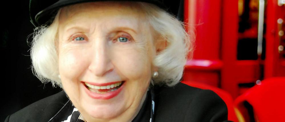 Edith Handke ist tot. Die Schauspielerin war eine Berliner Ikone. Hier sitzt sie im Jahr 2008 vorm Restaurant-Cafe "Dressler", direkt neben ihrem Theater am Kurfürstendamm.