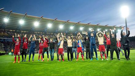Der HSV bleibt erstklassig, obwohl er den Abstieg verdient gehabt hätte.