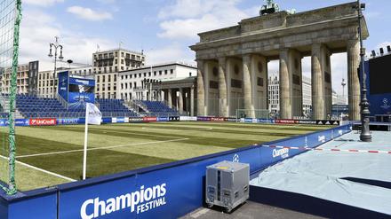 Vor dem Brandenburger Tor wird schon aufgebaut.