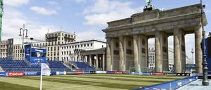 Vor dem Brandenburger Tor wird schon aufgebaut. 