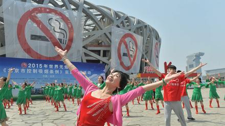 Nichtrauchertanz vor dem Vogelneststadion. Peking startet seine Kampagne gegen das Rauchen mit einer Veranstaltung vor dem Olympiastadion von 2008.