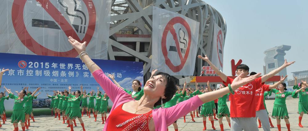 Nichtrauchertanz vor dem Vogelneststadion. Peking startet seine Kampagne gegen das Rauchen mit einer Veranstaltung vor dem Olympiastadion von 2008.