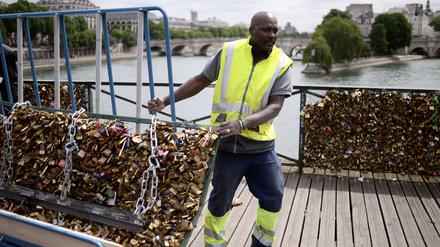 Und weg damit. Alle Vorhängeschlösser in Paris werden jetzt abgebaut.