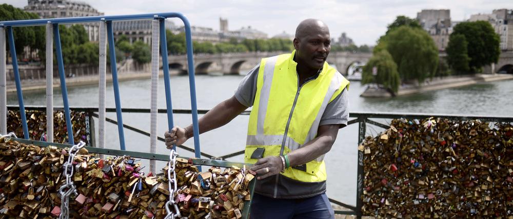 Und weg damit. Alle Vorhängeschlösser in Paris werden jetzt abgebaut.