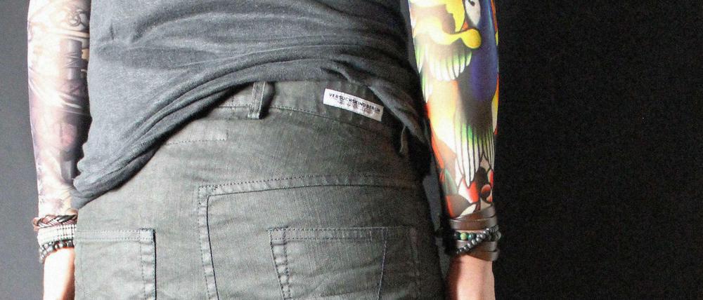 Typische Merkmale der Jeans von Versuchskind: Falten und eine asymmetrische Passe.
