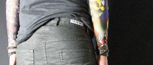 Typische Merkmale der Jeans von Versuchskind: Falten und eine asymmetrische Passe.