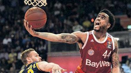 Vielflieger. Albas Basketballer müssen weiter um den Einzug ins Finale kämpfen, hier segelt Bayerns Bryce Taylor am Berliner Jonas Wohlfarth-Bottermann vorbei.