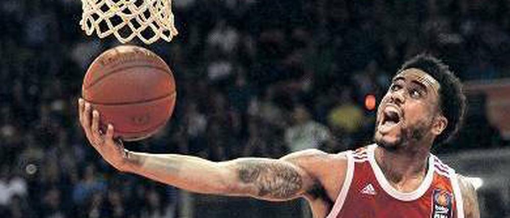 Vielflieger. Albas Basketballer müssen weiter um den Einzug ins Finale kämpfen, hier segelt Bayerns Bryce Taylor am Berliner Jonas Wohlfarth-Bottermann vorbei.