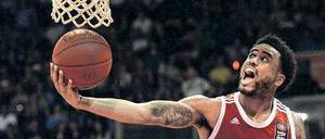 Vielflieger. Albas Basketballer müssen weiter um den Einzug ins Finale kämpfen, hier segelt Bayerns Bryce Taylor am Berliner Jonas Wohlfarth-Bottermann vorbei.