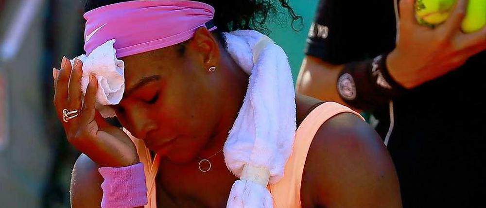 Gegen Bacsinszky saß Serena Williams während der Spielpausen fast apathisch auf dem Stuhl, kühlte ihre Stirn immer wieder mit einem Handtuch voller Eisbeutel.