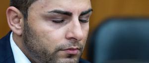 Severino Seeger, diesjähriger Sieger der Castingshow "Deutschland sucht den Superstar" (DSDS), sitzt am Dienstag im Verhandlungssaal im Landgericht in Frankfurt am Main (Hessen) auf der Anklagebank.