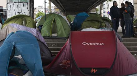 Endstation Zeltlager? Afrikanische Flüchtlinge unter einer Brücke in Paris