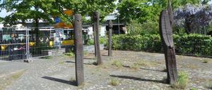 Seit Jahren eingezäunt am Innsbrucker Platz, nun ein kleines Bezirkspolitikum. Keiner weiß, von wem die Dinger sind - dabei ist die Lösung ganz einfach und berlinisch.