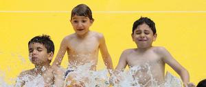 Wasserspaß für Anfänger: Im Kombibad in Gropiusstadt startet ein Pilotprojekt für Wasserratten, damit Neuköllner Grundschüler endlich schwimmen lernen.