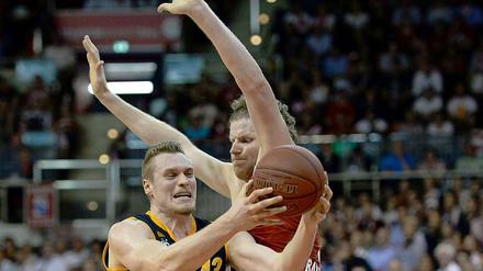 Das wird eng. Albas Leon Radosevic und John Bryant (rechts) im Nahkampf.