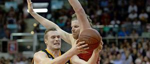 Das wird eng. Albas Leon Radosevic und John Bryant (rechts) im Nahkampf. 