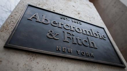 Ein Blick auf die Abercrombie & Fitch Filiale auf der Königsallee in Düsseldorf. Im Kopftuchstreit mit der US-Modekette hat eine Muslimin vom Obersten Gerichtshof der USA Recht bekommen.
