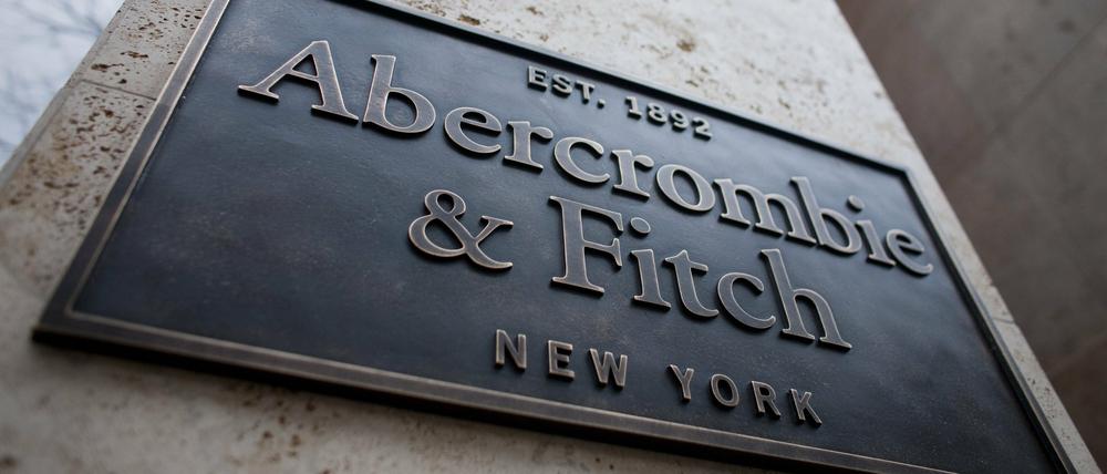 Ein Blick auf die Abercrombie &amp; Fitch Filiale auf der Königsallee in Düsseldorf. Im Kopftuchstreit mit der US-Modekette hat eine Muslimin vom Obersten Gerichtshof der USA Recht bekommen.