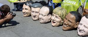 Die führenden Köpfe am Boden. Eindrücke vom Geschehen am Rande einer Demonstration in München gegen den G-7-Gipfel. 