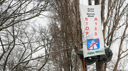 Auf einem Privatgrundstück, das für den Autobahnbau enteignet wurde, hatten die Aktivisten eine Pappel besetzt.