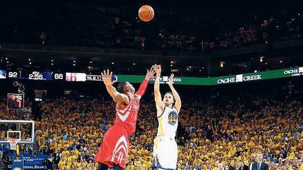 Höhenflug. Stephen Curry und die Golden State Warriors leben von Dreipunktewürfen – und das in diesen Play-offs bislang sehr erfolgreich.