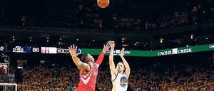 Höhenflug. Stephen Curry und die Golden State Warriors leben von Dreipunktewürfen – und das in diesen Play-offs bislang sehr erfolgreich. 