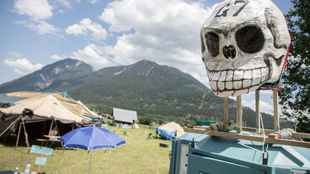 Ein Totenkopf mit der Aufschrift G7 am Eingang zum Protestcamp der Gipfel-Gegner in Garmisch-Partenkirchen (Bayern).