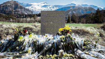 Eine Stele mit Gravuren in den Sprachen Französisch, Spanisch und Englisch steht zum Gedenken der Opfer des Germanwings-Flugs in dem Dorf Le Vernot in den französischen Alpen in der Nähe des Absturzortes.
