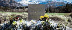 Eine Stele mit Gravuren in den Sprachen Französisch, Spanisch und Englisch steht zum Gedenken der Opfer des Germanwings-Flugs in dem Dorf Le Vernot in den französischen Alpen in der Nähe des Absturzortes. 