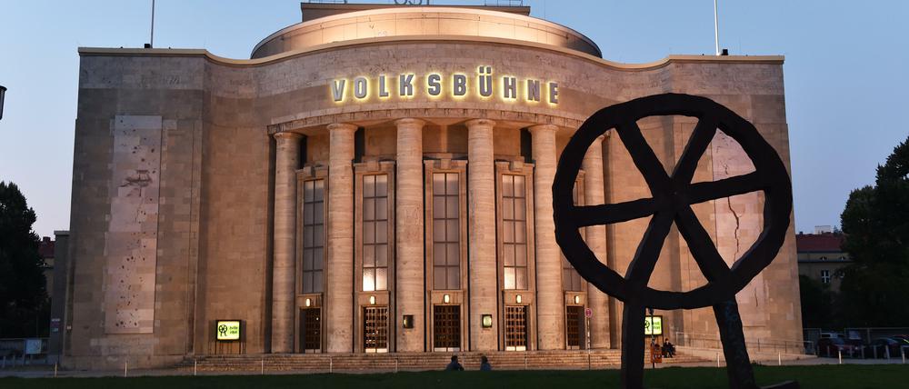 An der Volksbühne plant Chris Dercon in seiner Intendanz auch Streaming-Stücke. Damit ist das Berliner Haus nicht alleine.