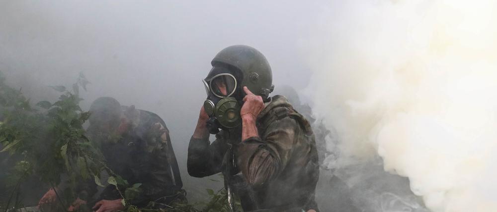 Russischer Soldat mit Gasmaske bei einer Übung (Archivbild)