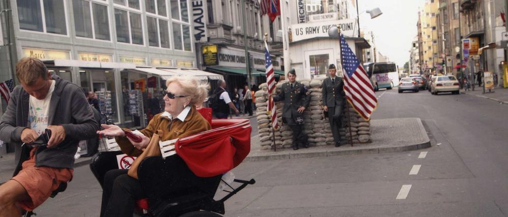 Checkpoint Charlie. Aus der Serie "In the Street", Berlin, 2001/2003. Courtesy Galerie Barbara Weiss, Berlin.